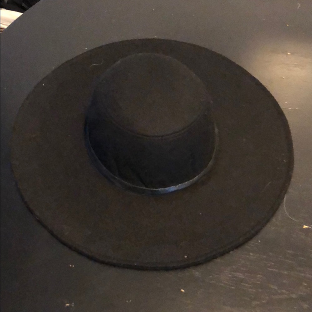Black felt hat w/ faux leather detail